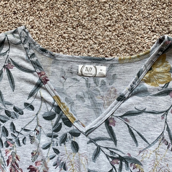 Gray Blouse w/Flowers - Picture 5 of 6